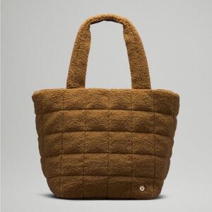 Quilted grid 26L fleece tote bag! Super cute!!! Only used twice! Like new!!
